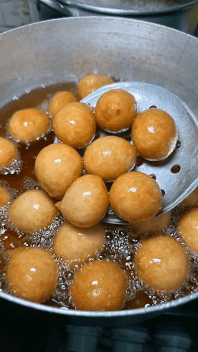 Challenges and Opportunities of Local Street-Food Tours
