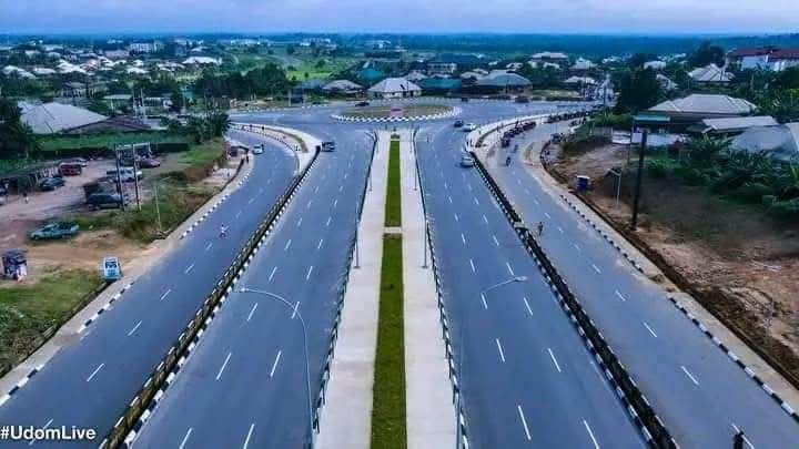 A picture showing the roads of akwa-ibom, a city of adventure.
