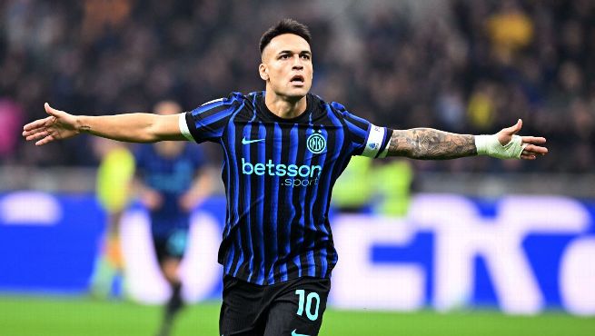 Lautaro Martínez celebrating goal in Serie A match during European Leagues weekend action 