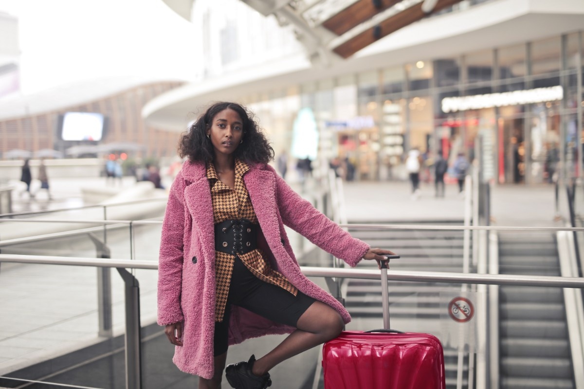 Aeroplane from Air Peace taking off from Lagos airport symbolises Nigeria’s expanding aviation and new flight routes in 2026.
