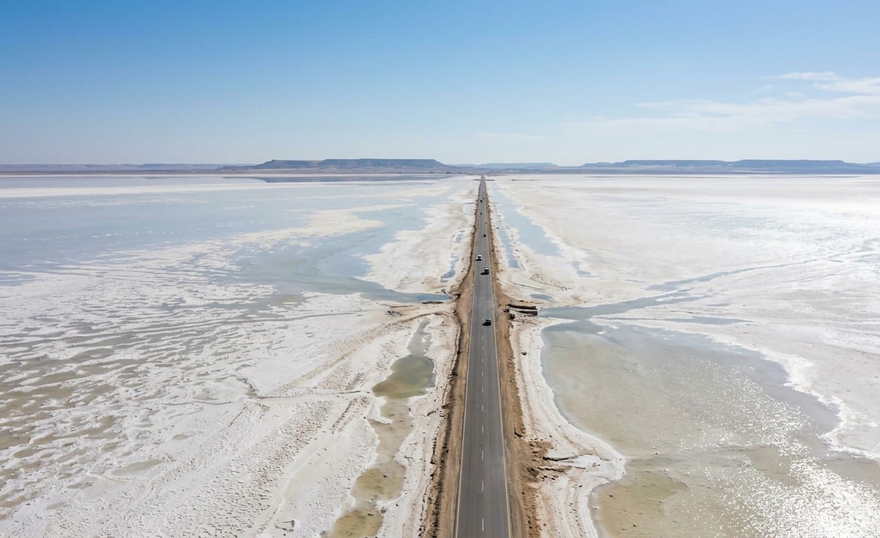 Chott el Djerid salt flats along the Tozeur–Douz route.